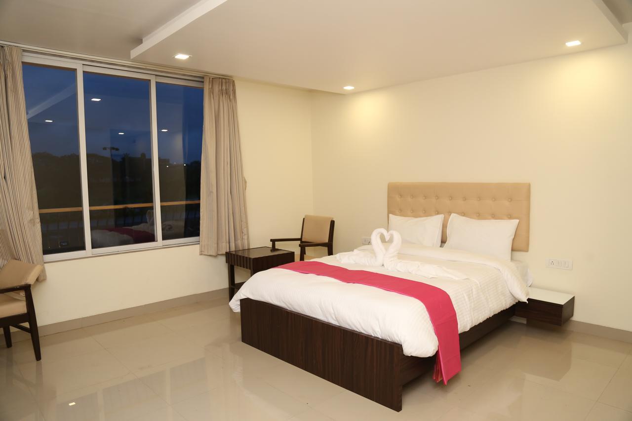 Hotel Saheb Panvel Exteriör bild