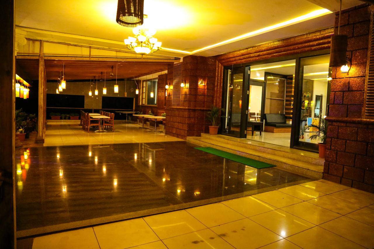 Hotel Saheb Panvel Exteriör bild