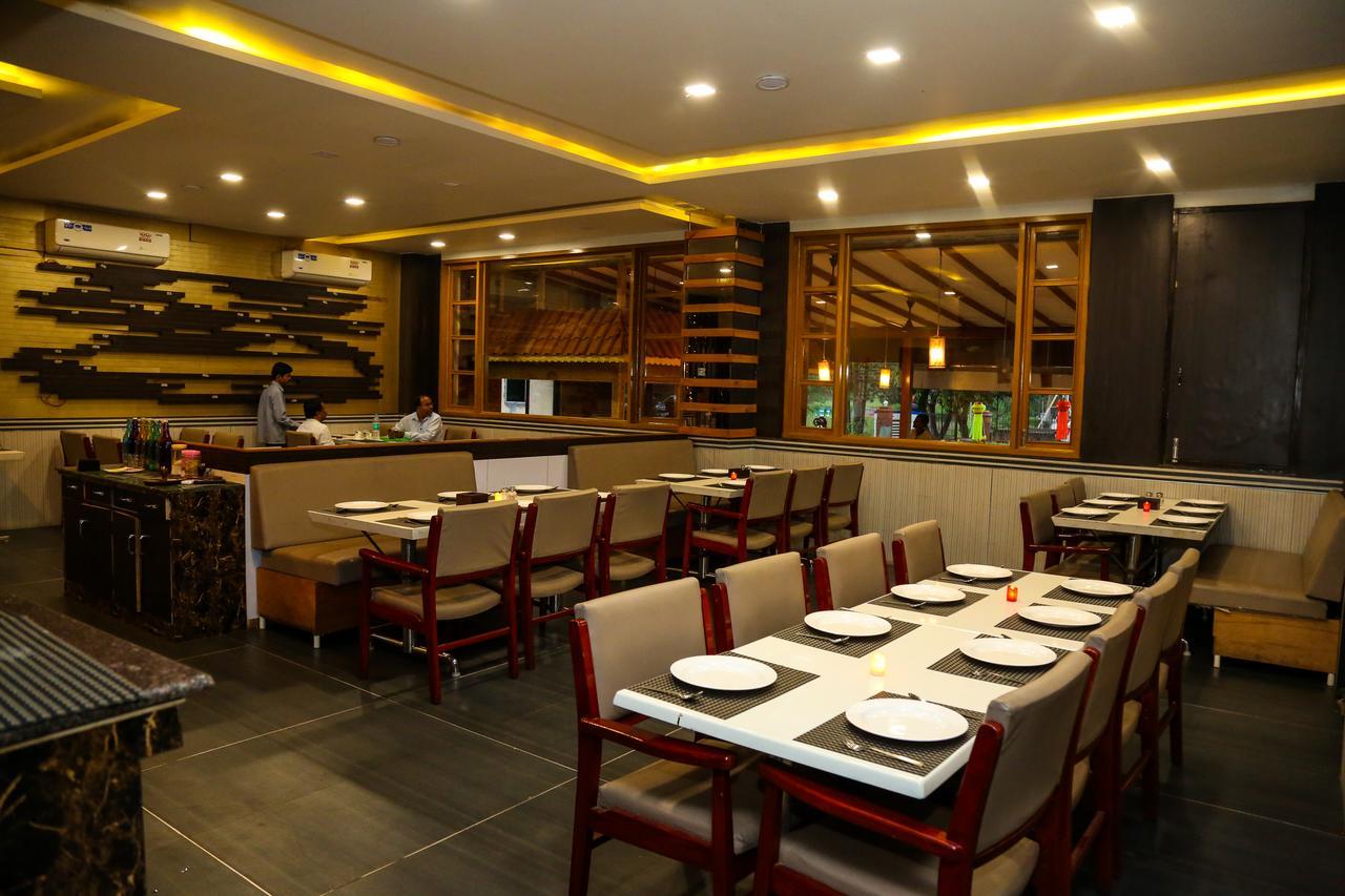 Hotel Saheb Panvel Exteriör bild
